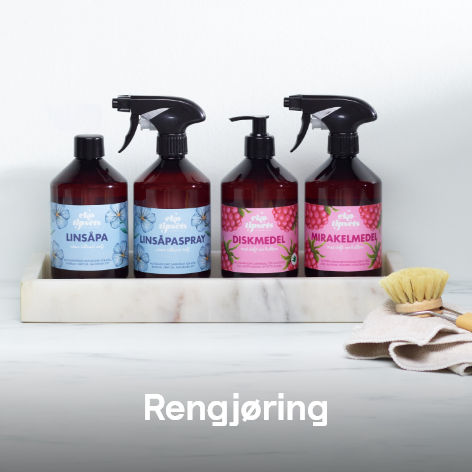 Bilde av rengjøringsprodukter, inkludert linoljesåpe, linoljespray, oppvaskmiddel og mirakelmiddel i mørkerøde flasker, plassert på en marmorbrett med en oppvaskbørste og klut ved siden av. Tekst: Rengjøring.
