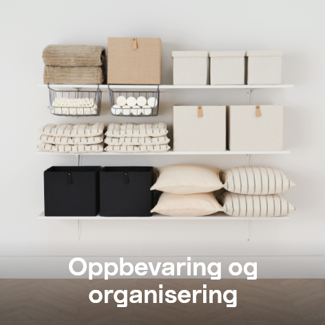Bilde av hvite hyller med brettede håndklær, oppbevaringsbokser, kurver fylt med lys, og pynteputer i beige og svart. Tekst: Oppbevaring og organisering.
    
    

 