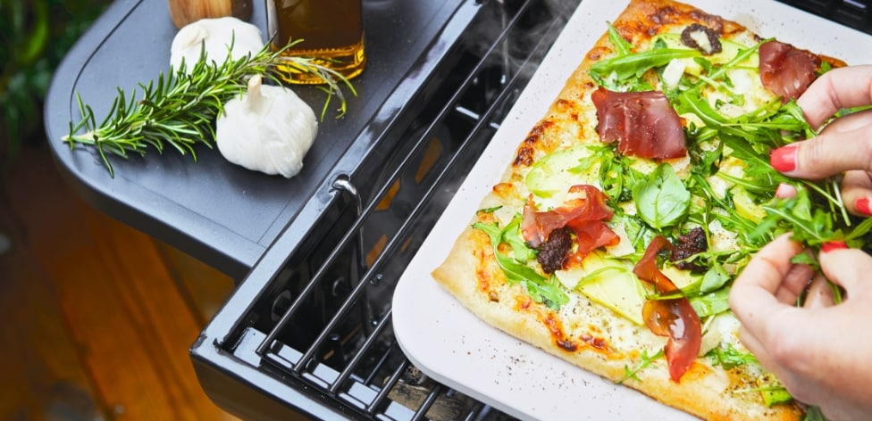 Sprø pizza i ovnen med pizzastein eller bakestål