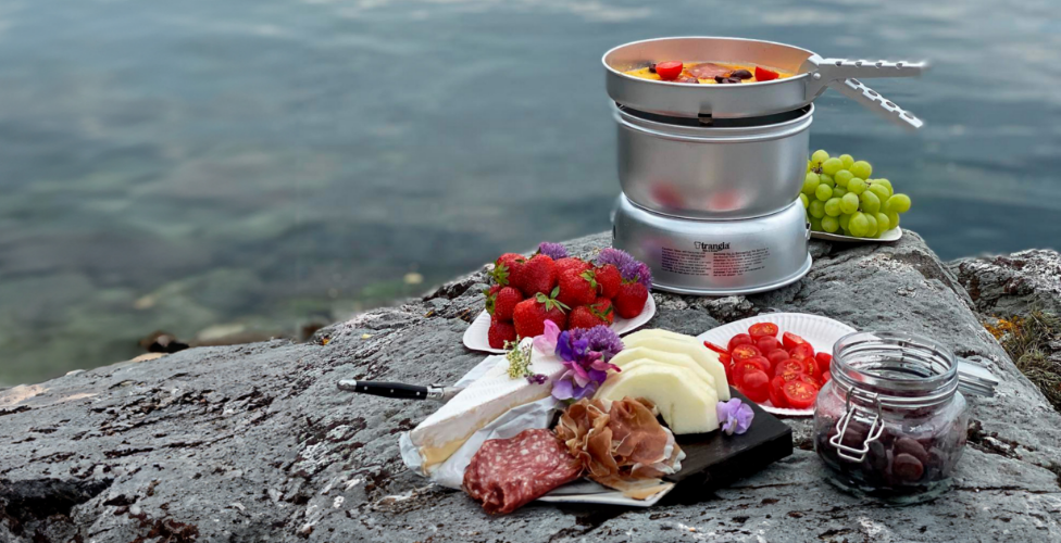 Ett stormkök används för att laga mat utomhus, perfekt för picknick och camping i naturen.
