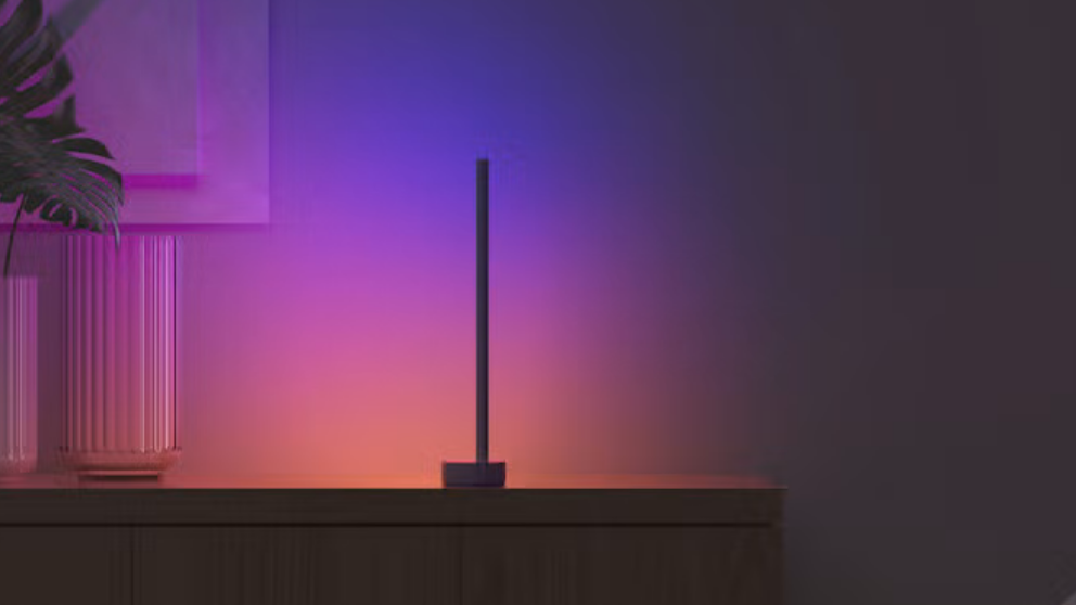 Bordslampa på en byrå