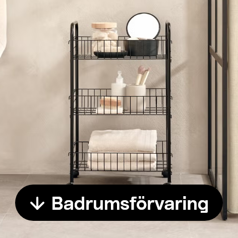 Bild på en träställning med en tvättkorg och förvaring för handdukar och tvättillbehör. Text: Tvättstuga.
    