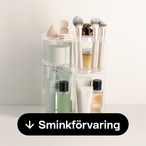Bild på stapelbara förvaringslådor i olika färger mot en orange bakgrund. Text: Förvaring.