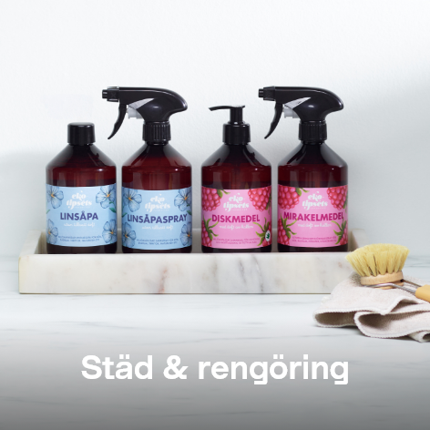 Copy: Städ & rengöring
    Bild: Bild på städprodukter inklusive linoljesåpa, linoljespray, diskmedel och mirakelmedel i mörkröda flaskor, placerade på en marmorfat med en diskborste och trasa bredvid. Text: Städ & rengöring.
