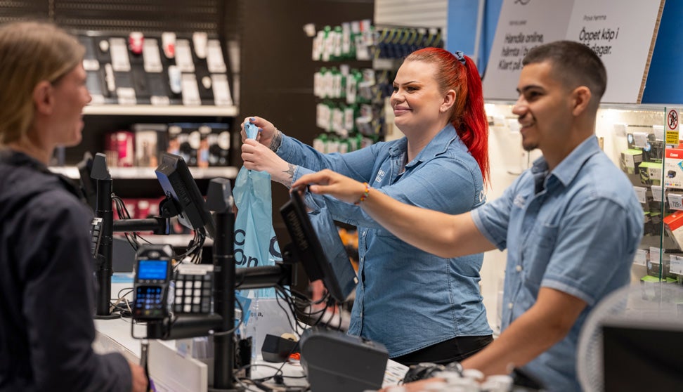 Betjening i Clas Ohlson-butikk som ekspederer kunde