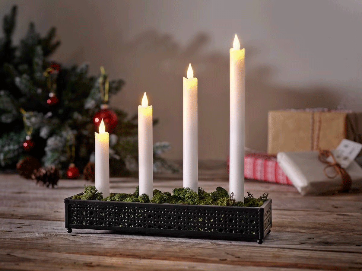 LED-kynttilöitä adventtikynttelikössä