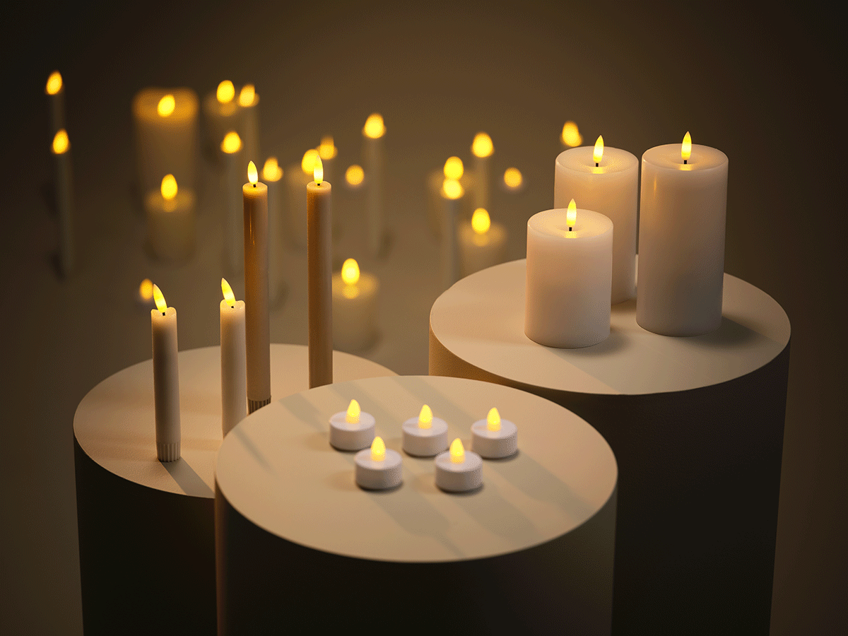 Erilaisia LED-kynttilöitä jalustoilla.