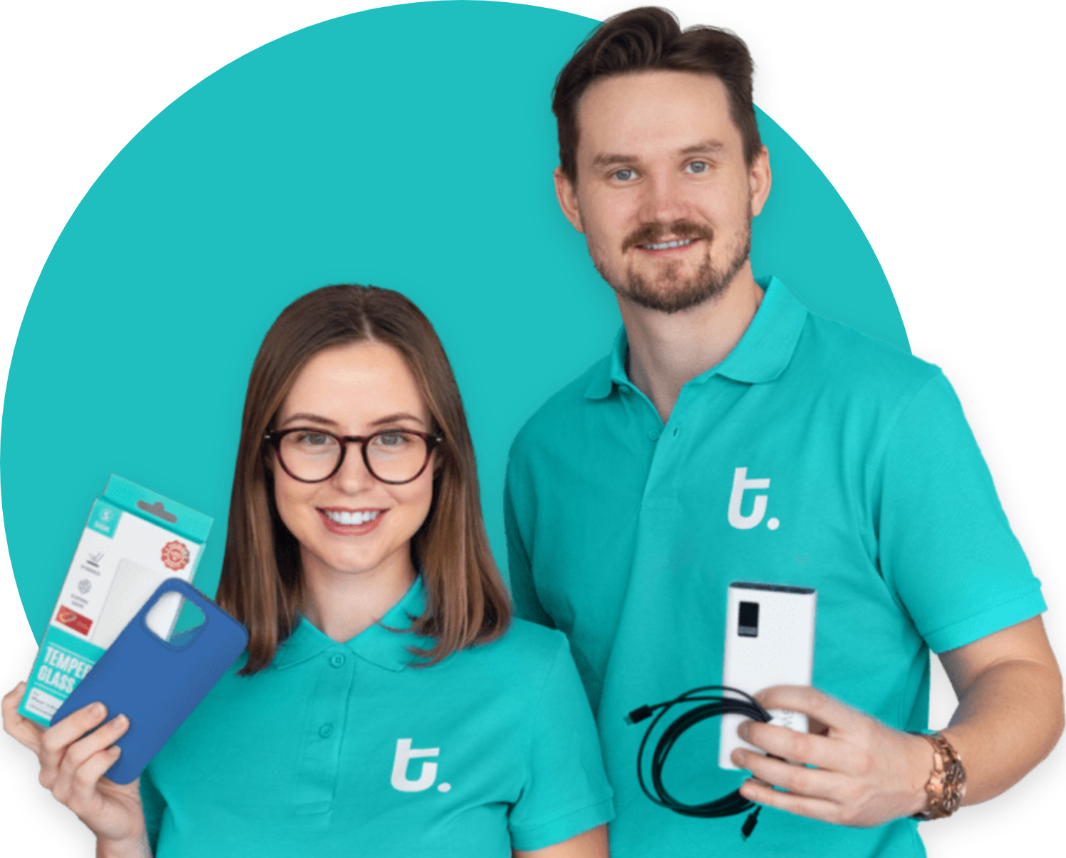 Två medarbetare i turkosa tröjor visar upp mobiltillbehör, en person håller ett mobilskal och skärmskydd medan den andra håller en laddare.