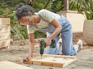 Bosch EasyDrill 18V-40 skruvdragare med 2 batterier