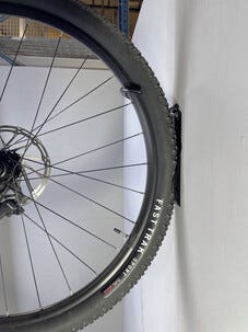 Pyöräteline seinään, koukku renkaalle