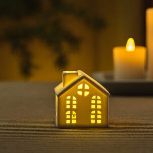 Keramikkhus, liten LED-huslykt med timer, 6,5 cm