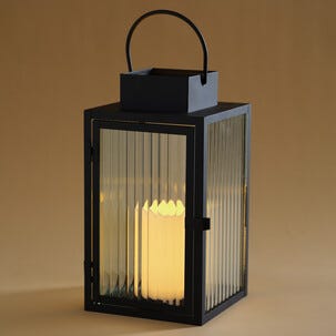 Lyslykt med kubbelys og timer, svart metall