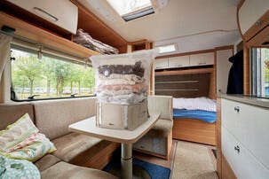 Tyhjiöpussi ja säilytyslaatikko, pinottava