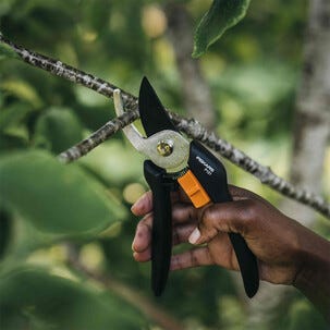 Fiskars Solid P121 liten hagesaks, rosesaks