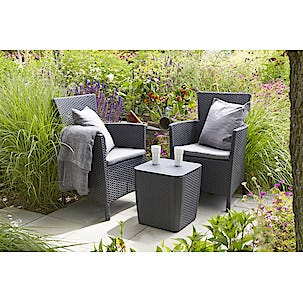 Ulkopöytä ja kaksi ulkotuolia