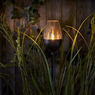 Aurinkokennovalaisin maahan soihtu