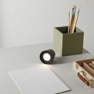 Laddningsbar vägglampa med klämma och magnetfäste