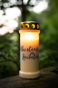 Hautakynttilä kannella, suomenkielinen teksti, 70 tuntia