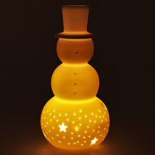 Snømann i keramikk med LED-lys og timer, 14,8 cm