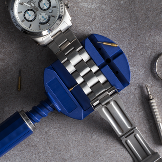 Metallirannekkeiden lyhennystyökalu