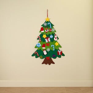 Julgran i filt med 24 dekorationer