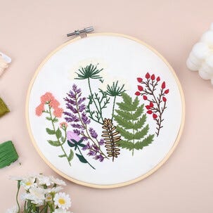 Hobbysett med broderi av skogsblomster, for nybegynnere, fra 12 år