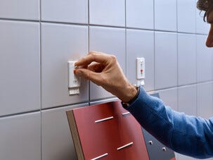 Itsekiinnittyvä koukku Tesa, valkoinen