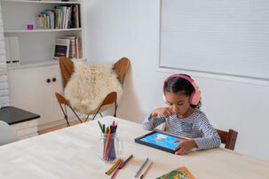 Belkin Soundform Mini trådlösa hörlurar för barn, USB-C