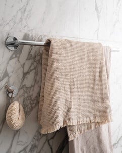 Smedbo DOT selvklebende håndkleholder vegg 62 cm