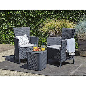 Ulkopöytä ja kaksi ulkotuolia