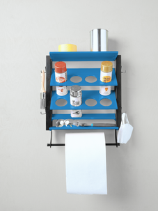 Cocraft vägghylla med förvaring av sprayfärg och torkpapper