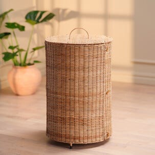 Tvättkorg i flätad rotting