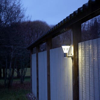 Seinävalaisin, jossa aurinkokenno ja liiketunnistin Northlight