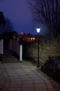 Northlight lyktestolpe med solcelle og bevegelsesensor