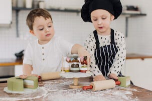 Micki kakefat med bakverk i tre, fra 3 år