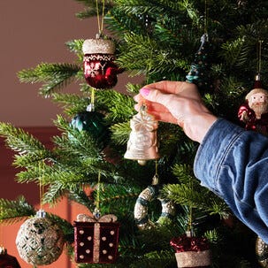 Juletrepynt i plast, røde, grønne og gullfargede, 81-pakning