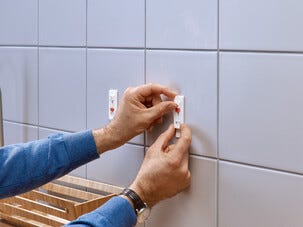 Itsekiinnittyvä koukku Tesa, valkoinen