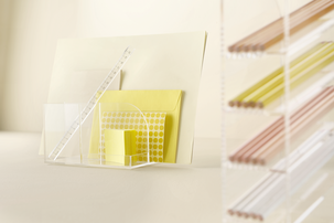 Skrivebordstativ med flere rom, transparent plast
