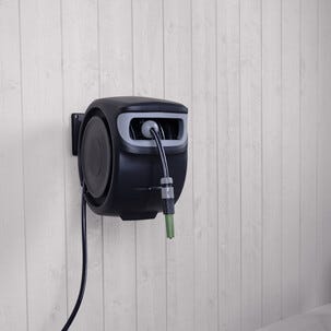 Automatisk slangetrommel til vegg, svingbar, 25 meter