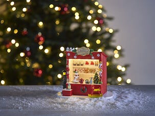 Juleby kiosk med lys og julemusikk
