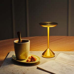 Lova laddningsbar bordslampa dimbar mässing, Northlight