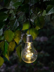 Hängande lampa med solcell