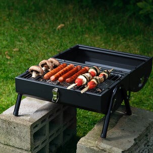 Liten, portabel kolgrill med lock och dubbla grillytor