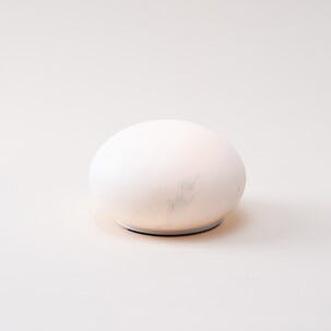 Liten, oppladbar bordlampe med marmoreffekt 10 cm