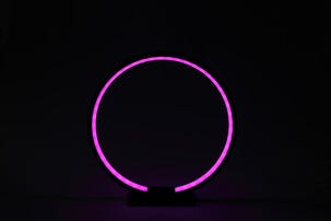 Pöytävalaisin Neon Ring RGB väritehosteilla, 27 cm