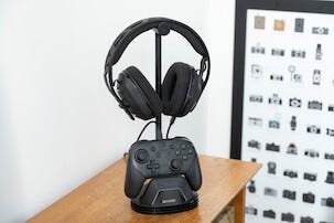 Nacon ladestativ til headsett og spillkontroll