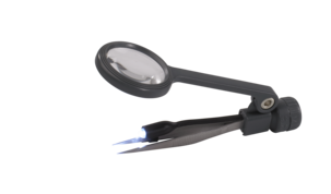 Forstørrelsesglass med lys og pinsett