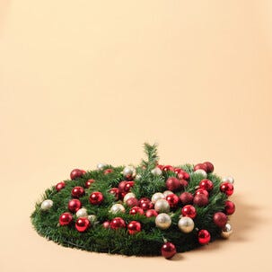 Pop up-juletre 180 cm pyntet med 90 julekuler