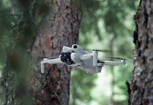 DJI Mini 4 Pro Fly More Combo med DJI RC2, minidronesett