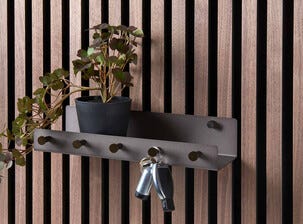 Fibrotech hylla med krokar till akustikpanel, 32 cm, svart